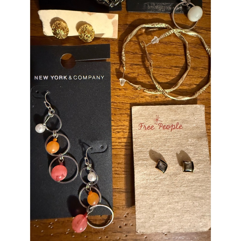 6 Pair Earring Lot Free People New York & Company Hoops Studs Beaded Silver Gold - Picture 3 of 4